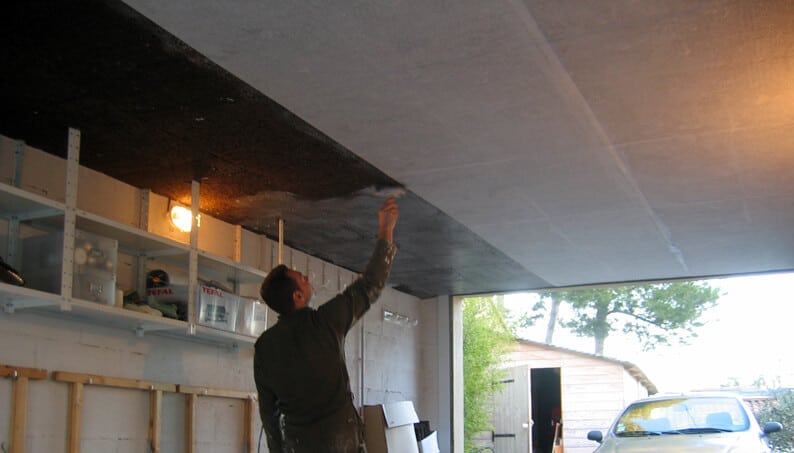 Isolation d un plafond  de garage  avec des plaques de li ge 